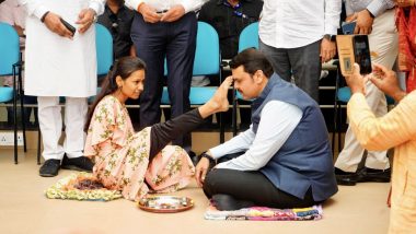 Devendra Fadnavis Meets Divyangs at Event in Jalgaon, Photo of Specially-Abled Girl Applying Tilak on Maharashtra Deputy CM's Forehead Goes Viral