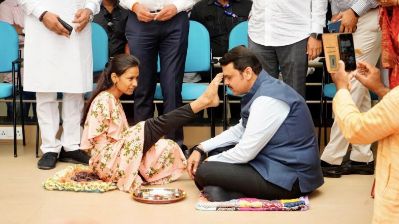 Devendra Fadnavis Meets Divyangs at Event in Jalgaon, Photo of Specially-Abled Girl Applying Tilak on Maharashtra Deputy CM's Forehead Goes Viral