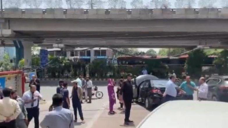 Earthquake in Pakistan: Quake of Magnitude 5.6 Jolts Islamabad, Locals Rush Out of Their Homes and Offices (Watch Videos)