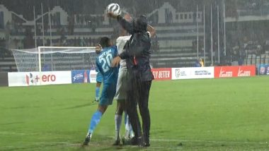 DRAMA! Igor Stimac Gets into Heated Exchange With Pakistan Players After he Stops Abdullah Iqbal From Throw In, Indian Coach Shown Red Card During IND vs PAK SAFF 2023 Football Match (Watch Video)