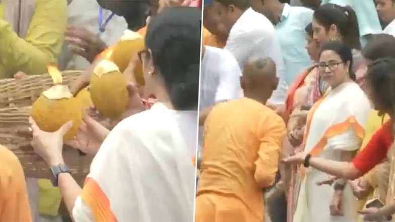 West Bengal CM Mamata Banerjee Takes Part in Rath Yatra in Kolkata, Performs 'Pahind Vidhi' on the Occasion (Watch Video)