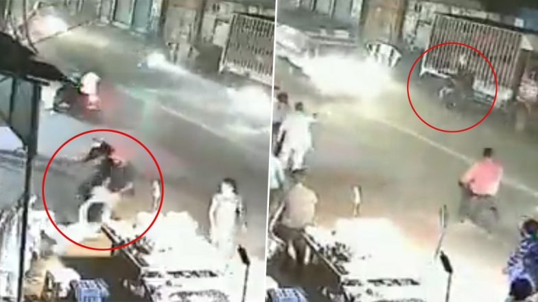 Robbery in Delhi Video: Three Miscreants Loot Rs 1 Lakh From a Man in Mandoli Area, Viral Clip Surfaces