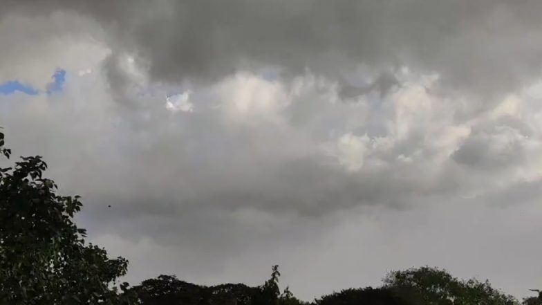 'Toofan Aane Wala Hai': Mumbaikars Share Photos and Videos As Rainfall With Gusty Winds and Cloudy Skies Hit Maximum City