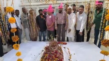 Aurangabad: Vanchit Bahujan Aghadi President Prakash Ambedkar Bows, Pays Obeisance to Mughal Emperor Aurangzeb (Watch Video)