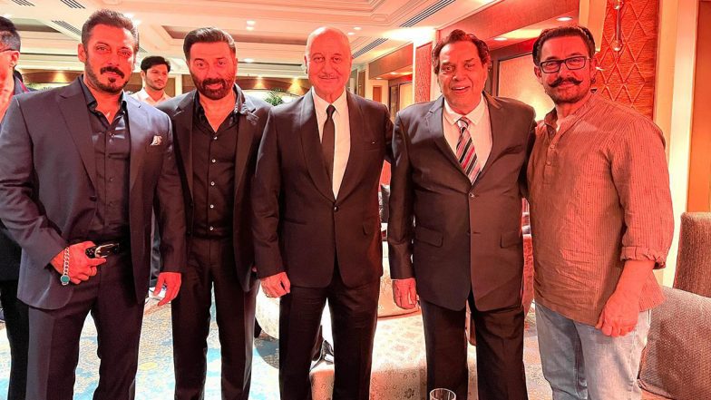 Anupam Kher Poses With ‘Class of 90s’! Salman Khan, Sunny Deol, Dharmendra, Aamir Khan’s Pic From Karan Deol’s Wedding Is a Treat for Fans