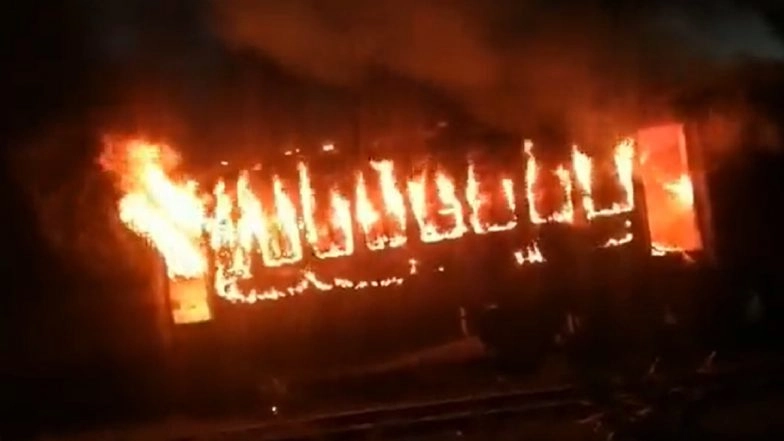 Kerala Train Fire Video: FIR Registered After Blaze Destroys Coach of Executive Express at Kannur Railway Station, Arson Suspected