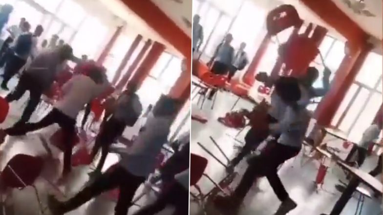 Chair War in UP College Video: Ugly Brawl Shows Students of Muzaffarnagar College Throwing and Beating Each Other With Chairs