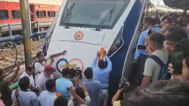 Crowd Gathers To See Patna-Ranchi Vande Bharat Express First Trial Run: Watch Video As Indian Railways Conducts Trial Run Between Patna and Ranchi
