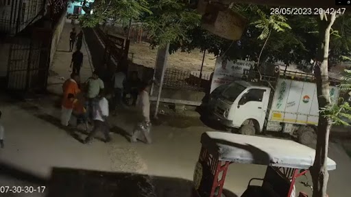 Delhi Girl Murder New Video: CCTV Footage Shows Victim Sakshi Crossing Street Moments Before Brutal Attack