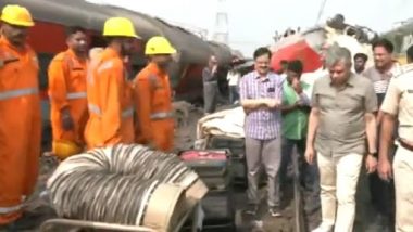 Balasore Train Accident: Railways Minister Ashwini Vaishnaw Arrives at Train Accident Spot in Odisha, Announces Ex-Gratia of Rs 10 Lakh to Kin of Deceased (Watch Video)