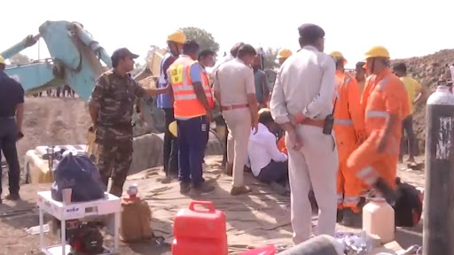 Sehore Rescue Operation Update: Two-Year-Old Shristi Kushwaha Slides Further 50 Feet Down Into Borewell in Madhya Pradesh, Authorities Facing Issues Due to Hard Rocks (Watch Videos)