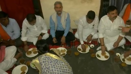 EAM S Jaishankar Eats Breakfast at Dalit Booth President Sujata Dhusia’s Residence in Varanasi (Watch Video)