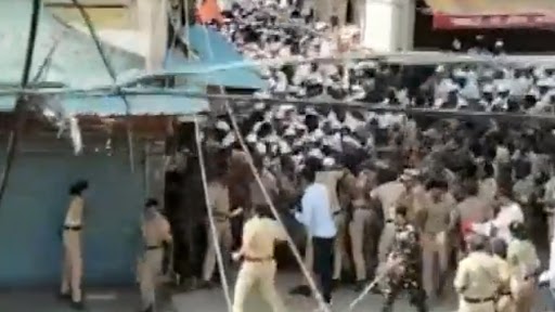 Warkaris-Police Fight in Pune: Lord Vitthal Devotees, Cops Clash During Procession Outside Alandi Temple; Commissioner Denies Lathi Charge