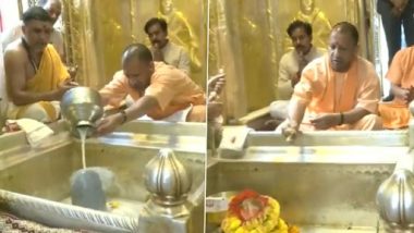 Uttar Pradesh CM Yogi Adityanath Visits Kashi Vishwanath Temple in Varanasi, Prays for Welfare of People (Watch Video)