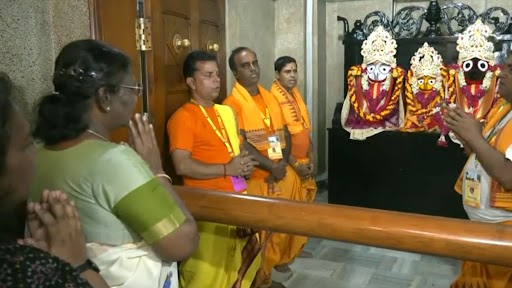 Droupadi Murmu Prays at Jagannath Mandir in Delhi Video: President Offers Prayers at Temple in Hauz Khas Ahead of Lord Jagannath Rath Yatra 2023