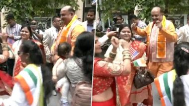 PM Modi US Visit: Indian Diaspora Perform Garba Ahead of PM Narendra Modi’s Arrival Outside Hotel in New York (Watch Video)