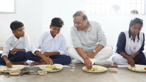 Himanta Biswa Sarma Shares Mid-Day Meal With Students, Claims 10% Increase in Children Having Food in Schools Across Assam in Past One Year (See Pic)