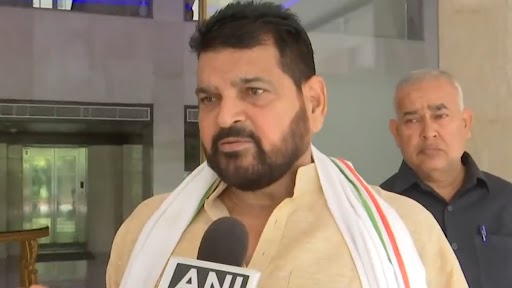 Brij Bhushan Sharan Singh on Wrestlers Withdrawing Protest Against Him: Following Submission of Chargesheet in Court, Former WFI Chief Says ‘Court Will Do its Work’ (Watch Video)