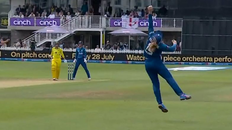 What a Catch! Sophie Ecclestone Pulls off 'Unreal' Grab to Dismiss Phoebe Litchfield During ENG-W vs AUS-W 1st ODI 2023 (Watch Video)