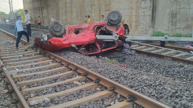 Maharashtra Road Accident: Five Injured Car They Were Travelling Falls on Railway Tracks in Nagpur