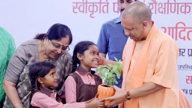 Uttar Pradesh CM Yogi Adityanath Distributes Certificates and Educational Kits to Children Rescued From Beggary Under Mukhya Mantri Bal Seva Yojana and Smile Project (See Pics)