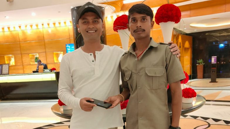 Delhi Taxi Driver Returns Lost Phone to Passenger All the Way Back to His Hotel, Passenger Shares the Heartwarming Gesture on Twitter (See Pic)