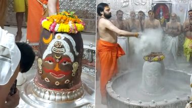 Sawan 2023: 'Bhasma Aarti' Performed at Mahakaleshwar Temple in Ujjain on First Day of Sawan, Devotees Queue Up to Offer Prayers (Watch Videos)