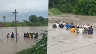 Telangana Floods: Villagers Risk Lives, Take Out Funeral Procession in Waist-Deep Water to Perform Last Rites of Deceased in Siddipet District (Watch Video)