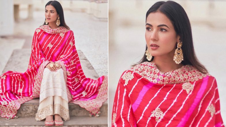 Sonal Chauhan Looks Gorgeous in Ethnic White Attire Paired With Pink Leheriya Dupatta (View Pic)