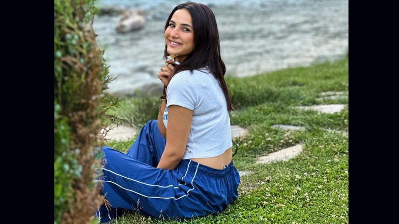 Jasmin Bhasin Holidays in Kashmir, Looks Refreshing in Grey Crop Top and Blue Sweatpants (View Pic)