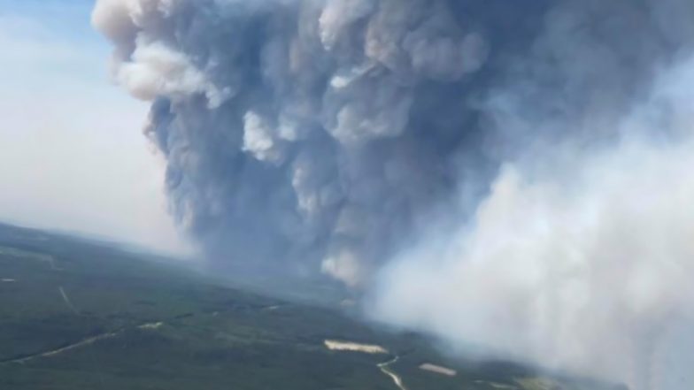 US Wildfire: Residents of Canadian Town Osoyoos Evacuated as Wildfire Advances (Watch Video)