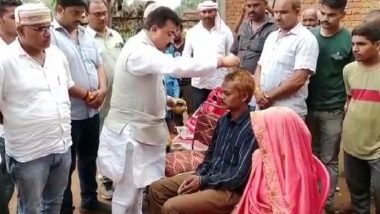 Madhya Pradesh Pee-Gate: After ‘Feet Wash’ by CM Shivraj Singh Chouhan, Congress Leader Performs ‘Shuddhikaran’ of Victim Dashmat Rawat in Sidhi (Watch Video)