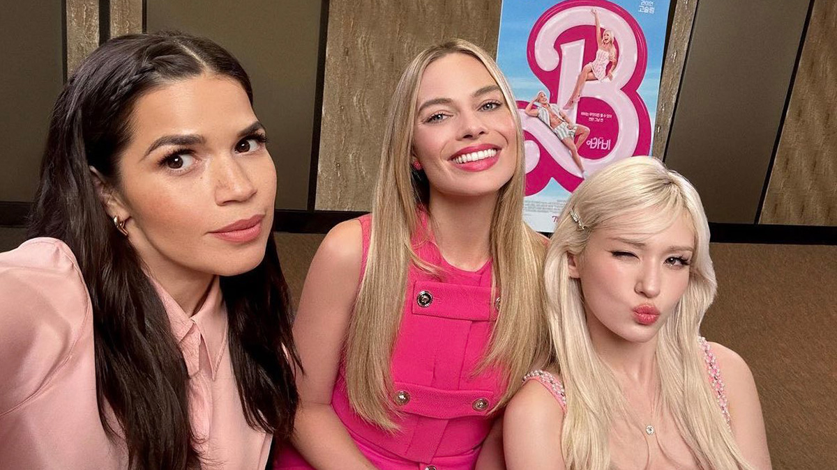 Barbie Co-Stars Margot Robbie, America Ferrera Pose With Jeon Somi in This  Stunning All Pink Selfie! (View Pic) | 🎥 LatestLY