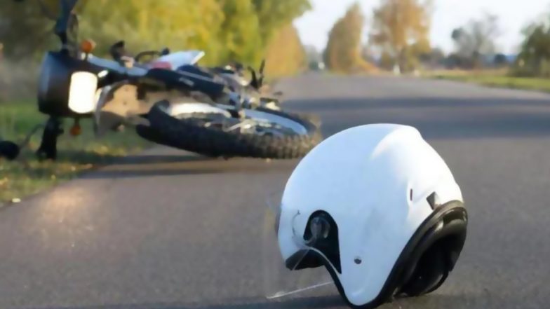 Biker Narrowly Escapes Horrific Accident: Man Falls on Busy Road as Handle of Moving Motorbike Suddenly Breaks in Telangana (Watch Video)