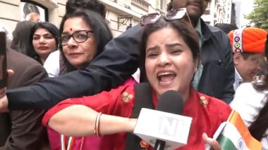 'Modi Hai Toh Mumkin Hai': Woman Sings Song for PM Narendra Modi as Indian Diaspora Welcomes Him in Paris (Watch Video)