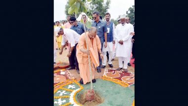 Uttar Pradesh CM Yogi Adityanath Kicks Off Vriksharopan Jan Abhiyan by Planting Saplings of ‘Kalpavriksha’ (See Pics)