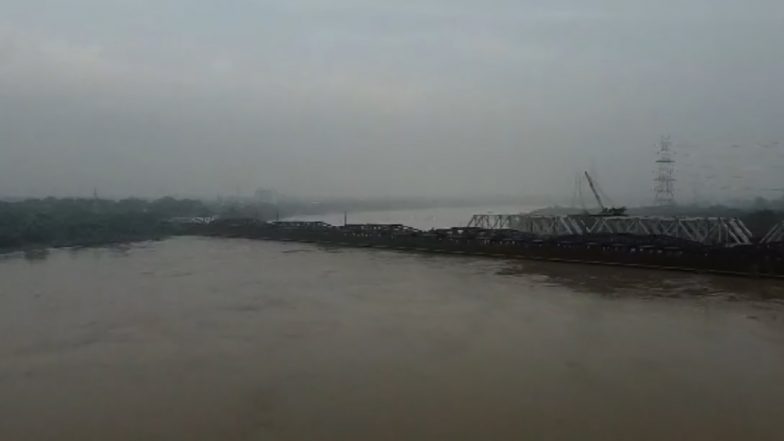 Delhi Floods: Commuters Face Difficulties As Severe Waterlogging Persists in Yamuna Adjoining Areas Following Incessant Rains (Watch Video)