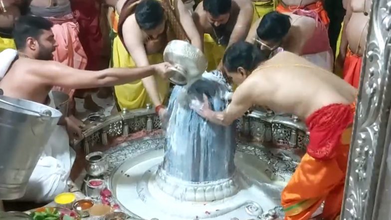 Sawan Somwar 2023 at Ujjain Mahakaleshwar Temple VIDEO: Lord Shankar Sawari Ritual Takes Place on First Monday of Shravan Month, Devotees Offer Prayers (Watch)