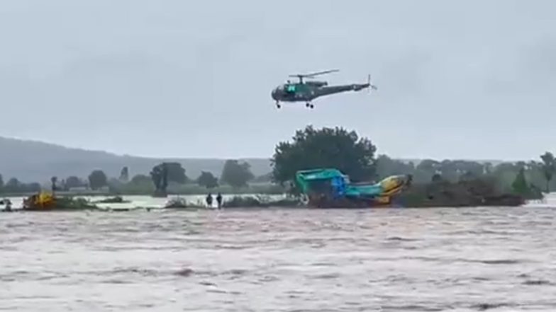 Telangana Rains: Indian Army Helicopters, Boats Carry Out Daring Rescue Operation in Bhupalpally District, Save Stranded Villagers Amid Heavy Rains (Watch Videos)