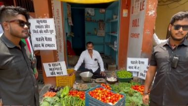 Tomato Price Hike: Vegetable Seller in Varanasi Hires Bouncers to Guard Tomatoes to Avoid Loot (Watch Video)