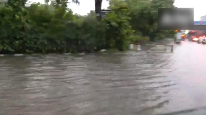 Heavy Rainfall Lashes Parts of Delhi-NCR Early Morning, Waterlogging Reported on ITO Road