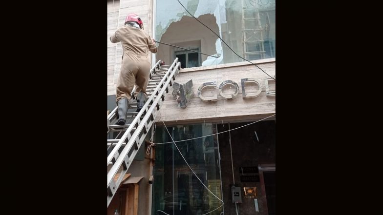 Delhi Fire Service Rescues 10 People Stuck Inside Lift at Code Club in South Extension (See Pics)
