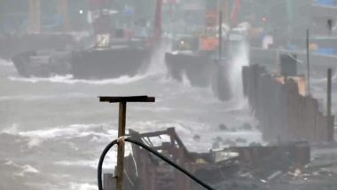 High Tide in Mumbai Video: Marine Drive Witnesses High Tidal Waves as Heavy Rainfall Continues Across City, IMD Issues Orange Alert