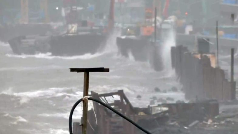 High Tide in Mumbai Video: Marine Drive Witnesses High Tidal Waves as Heavy Rainfall Continues Across City, IMD Issues Orange Alert