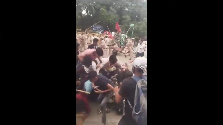 Muharram 2023: Clash Erupts Between Delhi Police and Mob During Tazia Procession Over Route in Nangloi Area (Watch Video)