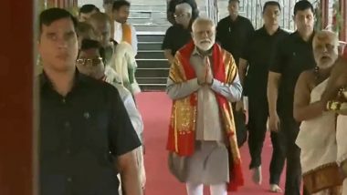 PM Narendra Modi Offers Prayers at Bhadrakali Temple in Telangana's Warangal (Watch Video)