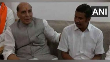 India News | Chhattisgarh: Defence Minister Rajnath Singh Meets Wood Carving Exponent and Padma Shri Recipient Ajay Mandavi