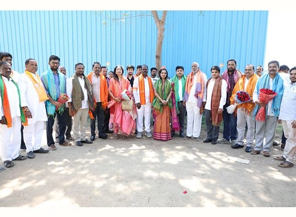 Business News | Andela Sriramulu Yadav Honors Doctors on 10th Day of Gadapa Gadapaku BJP Bharosha Yatra Celebrating Doctors' Day