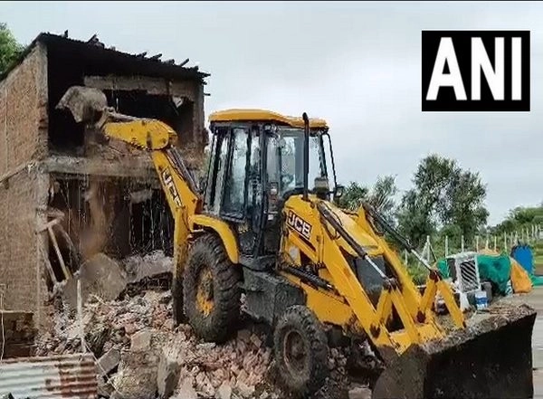 India News | MP: Local Administration Demolishes Illegal Construction of Main Accused of Minor Gang Rape Case in Indore