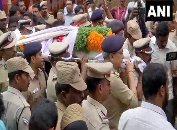 India News | Top Tamil Nadu Police Officers Pay Last Respects to DIG Vijayakumar